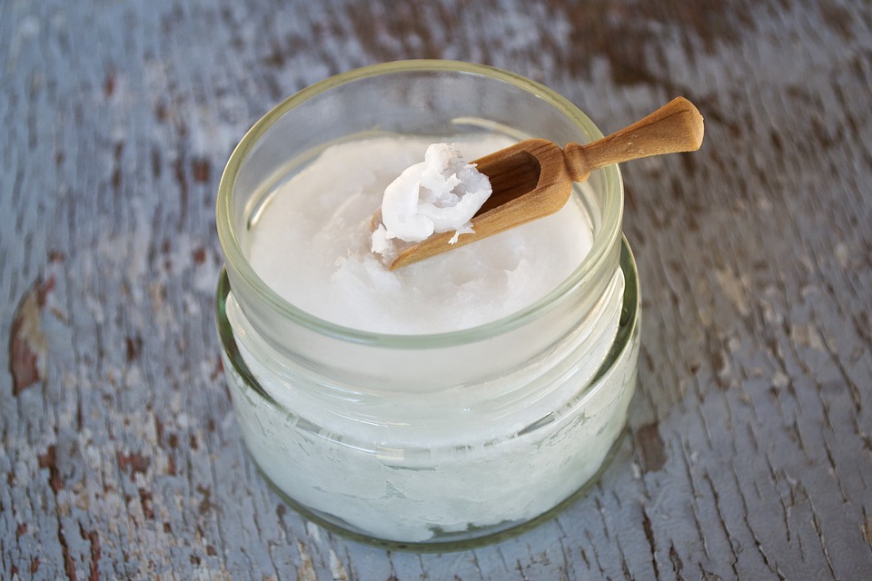 coconut-oil-on-wooden-spoon-2090575_960_720